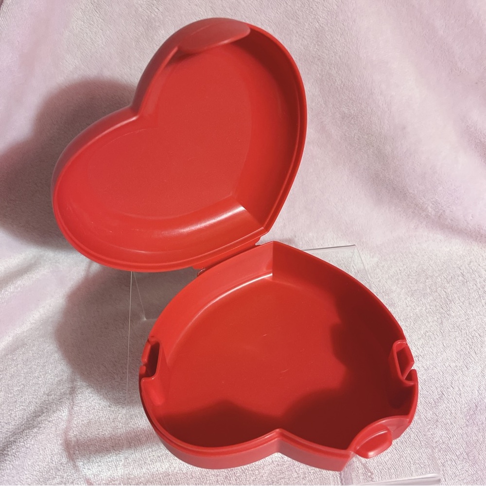 Tweety Bird Tupperware Heart Storage Container - Picture 5 of 7